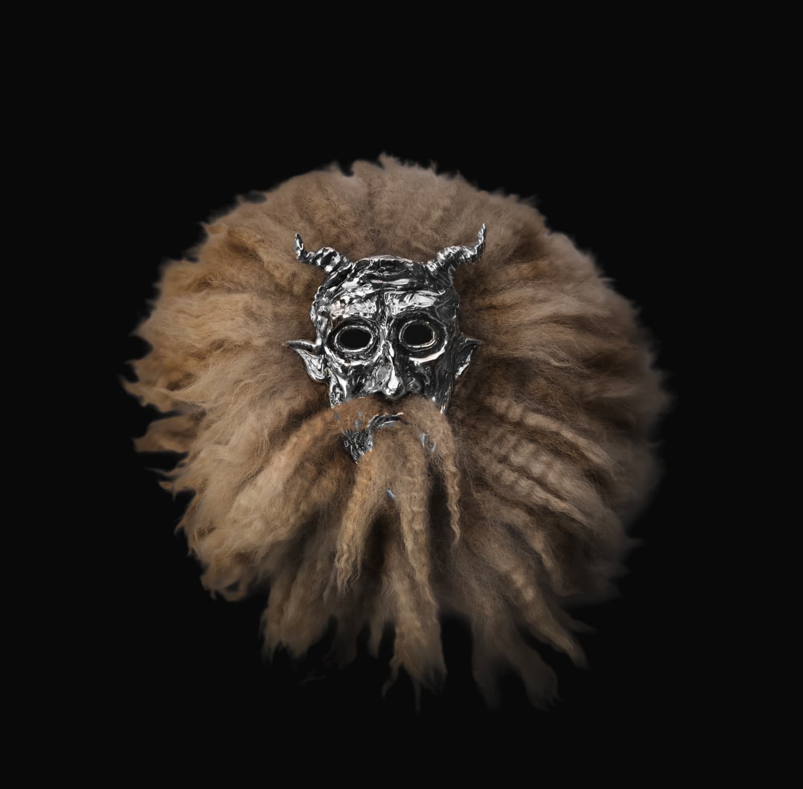 Mască ceremonială sculptată în argint, cu coarne și ochi adânci, înconjurată de blană naturală — Atelier Mascari